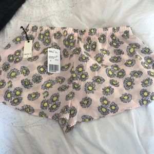 Light pink daisy Jammie shorts 🌸🌼